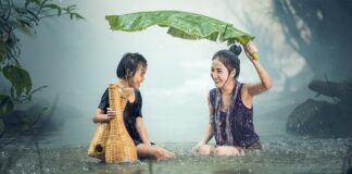 W jakim wieku dziecko zaczyna siadać?